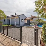 Semesterbostad Pleasant In Novigrad With Private Pool