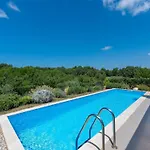 بيت للعطل Pleasant In Novigrad With Private Pool