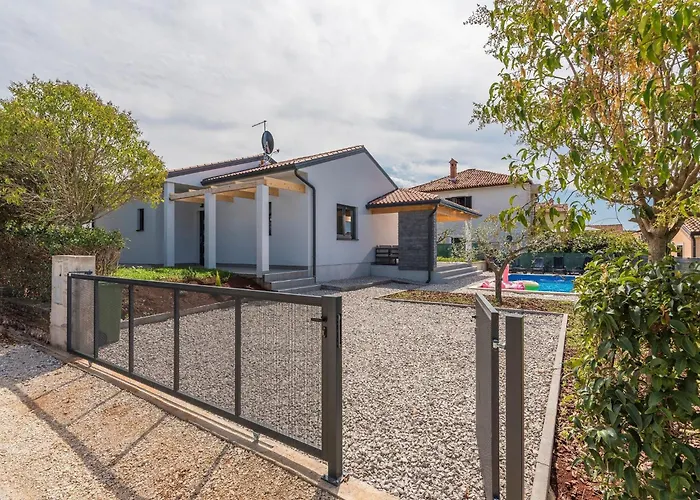 Дом отдыха Pleasant In Novigrad With Private Pool