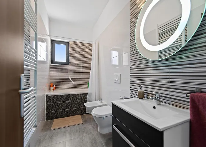 Pleasant In Novigrad With Private Pool בית נופש