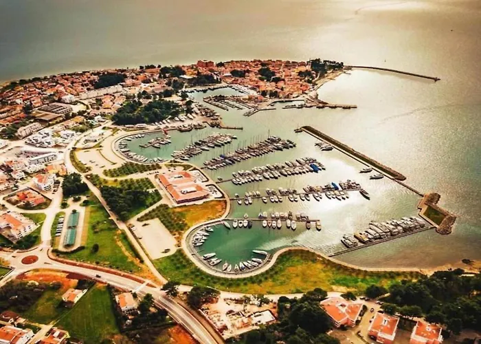 Pleasant In Novigrad With Private Pool בית נופש