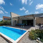 Pleasant In Novigrad With Private Pool بيت للعطل