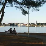 Pleasant In Novigrad With Private Pool بيت للعطل