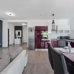 Pleasant In Novigrad With Private Pool بيت للعطل