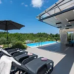 بيت للعطل Pleasant In Novigrad With Private Pool *