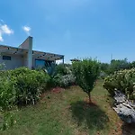 Pleasant In Novigrad With Private Pool بيت للعطل