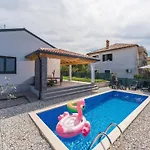 Pleasant In Novigrad With Private Pool بيت للعطل