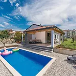 بيت للعطل Pleasant In Novigrad With Private Pool