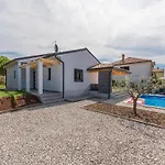 Pleasant In Novigrad With Private Pool بيت للعطل