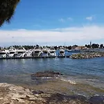 Pleasant In Novigrad With Private Pool بيت للعطل *