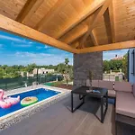 Pleasant In Novigrad With Private Pool بيت للعطل *