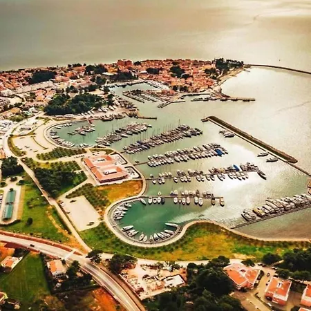 Pleasant In Novigrad With Private Pool Ferienhaus