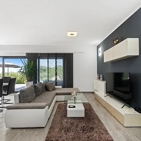 Pleasant In Novigrad With Private Pool *
