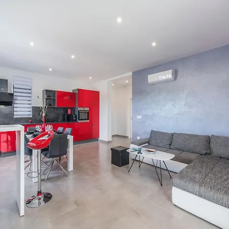 Prázdninový dům Pleasant In Novigrad With Private Pool *