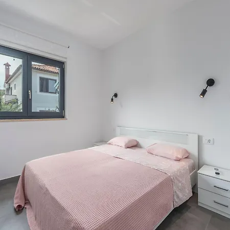 Prázdninový dům Pleasant In Novigrad With Private Pool *